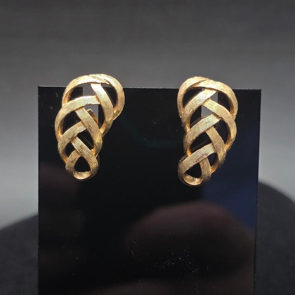 Avon Gold Tone Spunweave Earrings Basket Weave Pierced In Box